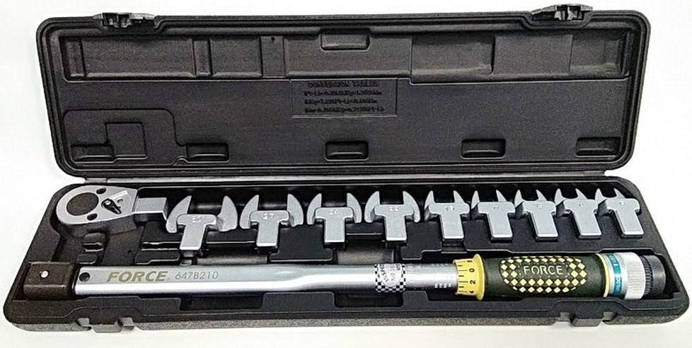 Динамометрический ключ Force 64705 (40-210 Нм) с набором насадок (11 предметов)