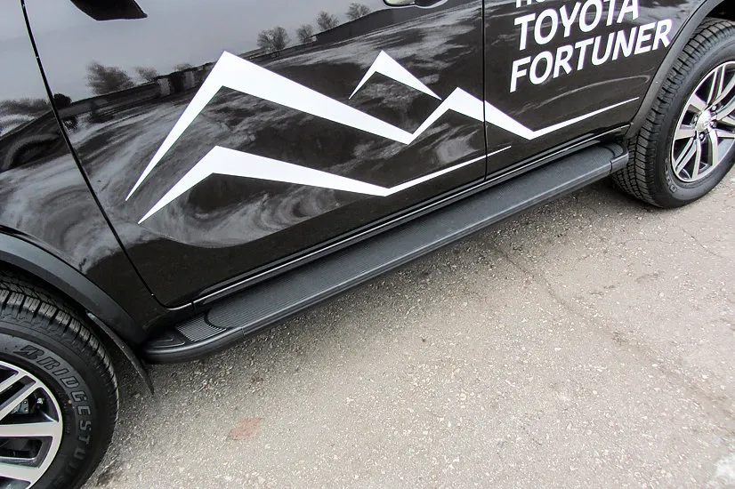 Пороги алюминиевые Slitkoff Optima Black для Toyota Fortuner II (для России) 2017-2020