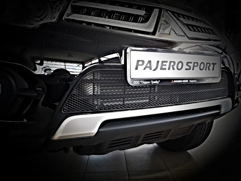 Сетка Arbori на решётку бампера, черная 15 мм для MITSUBISHI Pajero Sport 2014-2020