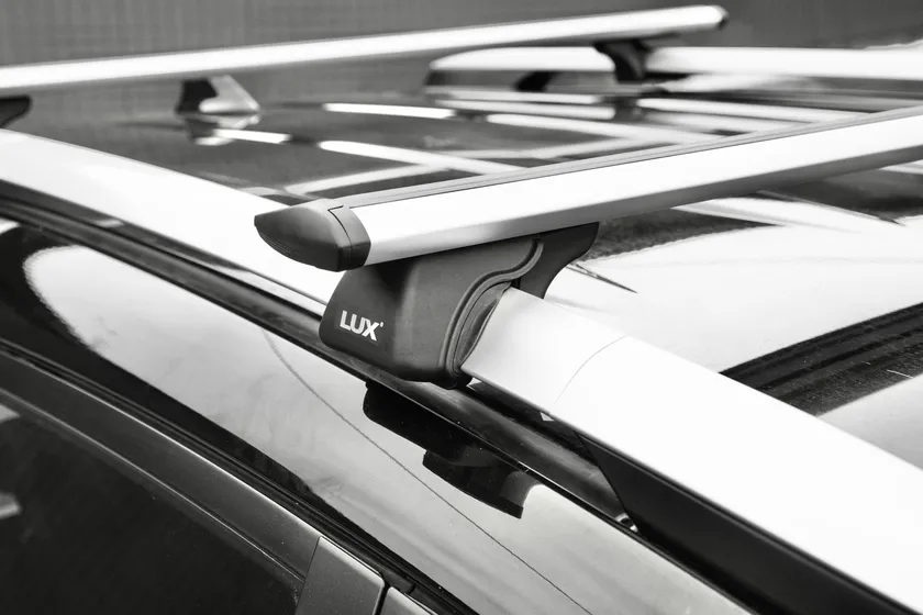 Багажник на рейлинги LUX Классик для Volkswagen Golf Cross хэтчбек 2007-2020 (Аэро-трэвэл дуги шириной 82 мм)