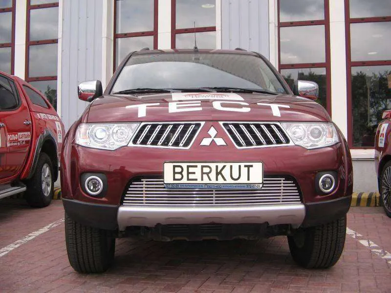 Накладка на решётку бампера Berkut d10 для Mitsubishi Pajero Sport 2008-2012