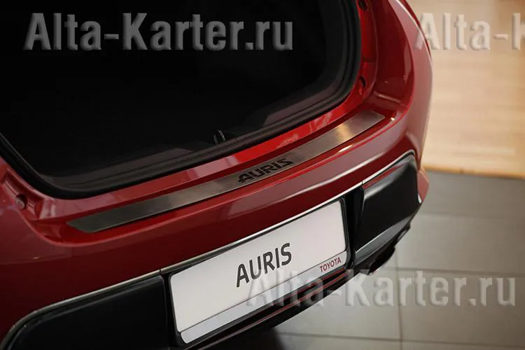 Накладка оригинальная на наружный порог багажника (с надписью) для Toyota Auris II 2013-2020